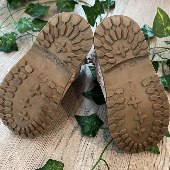 Old navy pink faux suede zip up boots for toddler girl. - Picture 5 of 5